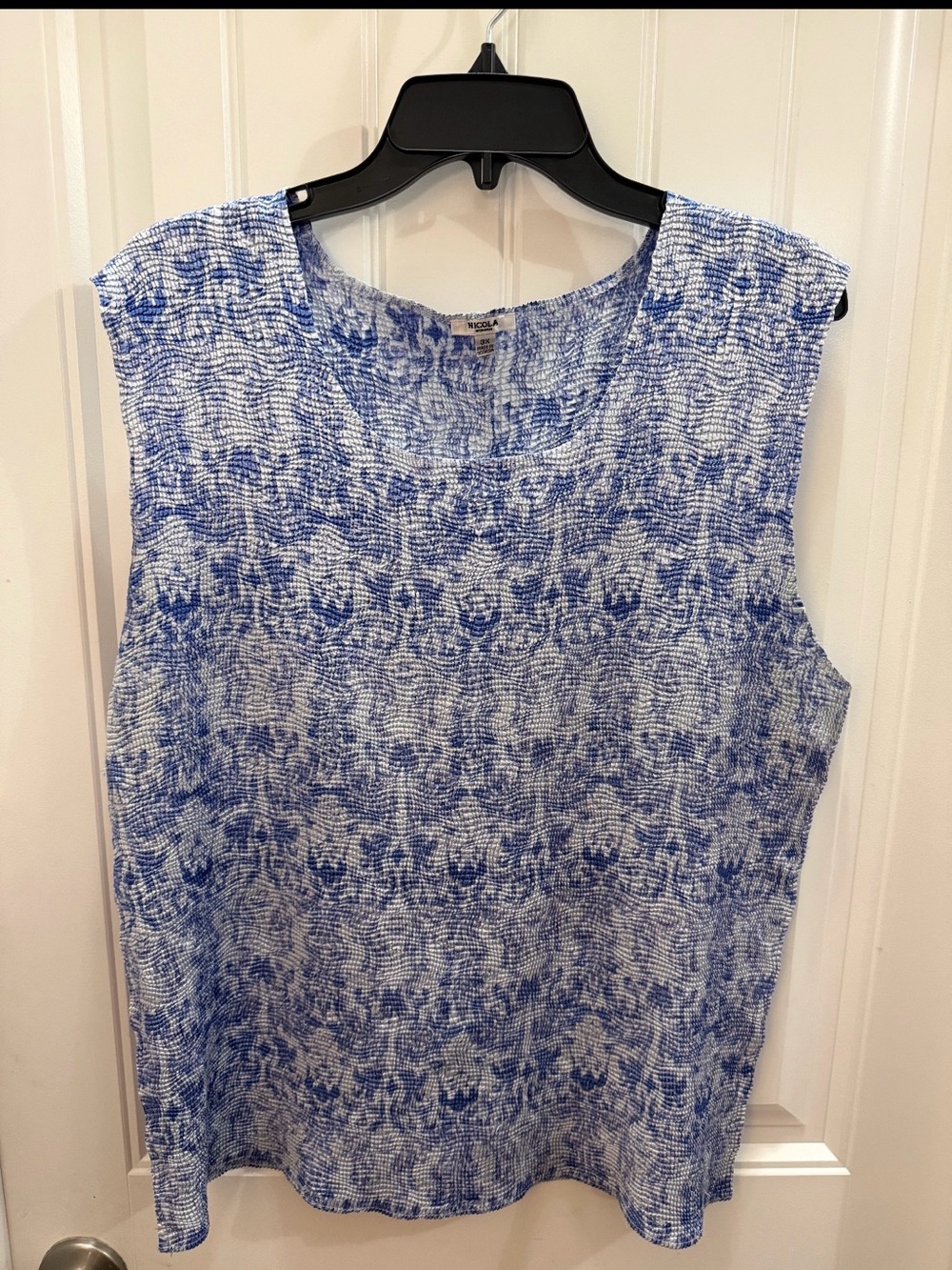 NICOLA White and Blue Patterned accordion Sleeveless Tank 3x